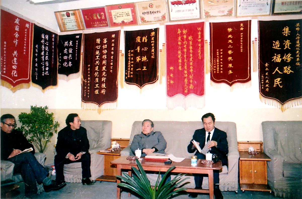1990年，時(shí)任郵電部部長(zhǎng)楊泰芳（中）蒞臨公司考察指導(dǎo)工作，省局領(lǐng)導(dǎo)師繼先（右）、公司領(lǐng)導(dǎo)鄭方中（左）在匯報(bào)工作。.jpg