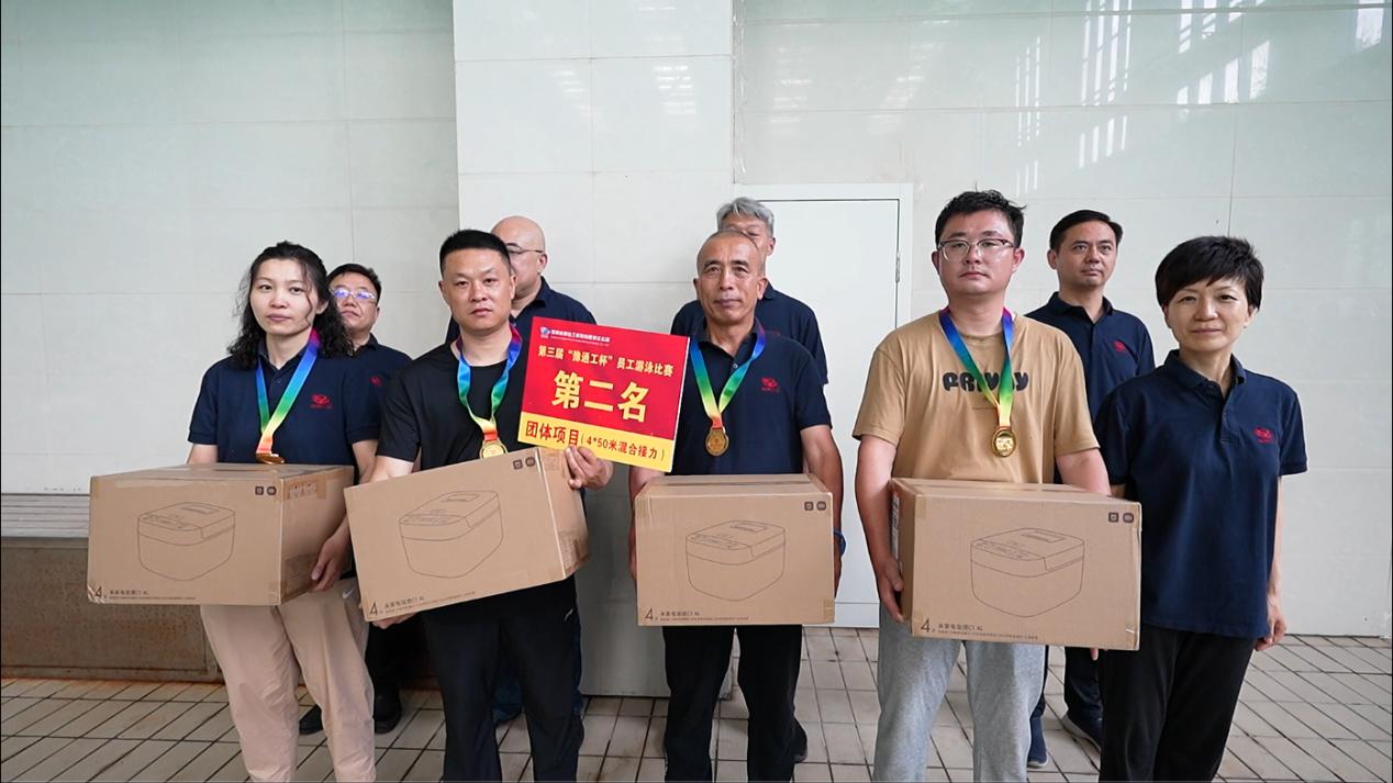 08公司工會主席、副總經(jīng)理時群英為榮獲450米接力項目第二名的：第十三分工會（焦作分公司）頒獎表彰.jpg