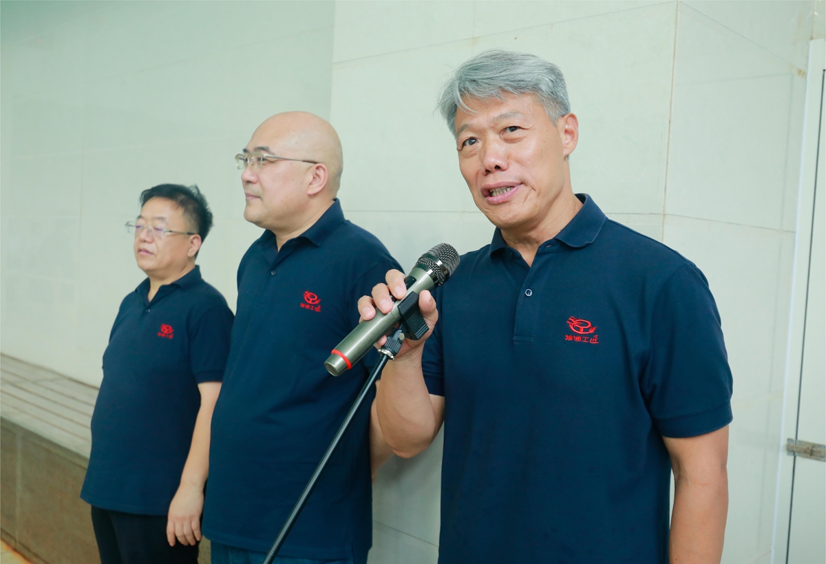 01-公司黨委書記、總經(jīng)理李子憲宣布第三屆“豫通工杯”員工游泳比賽圓滿閉幕.JPG